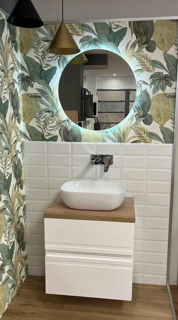 Lavabo sobre encimera con papel pintado botánico