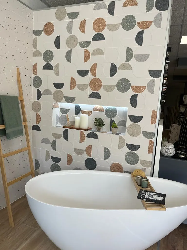Baño con bañera exenta y papel pintado geométrico