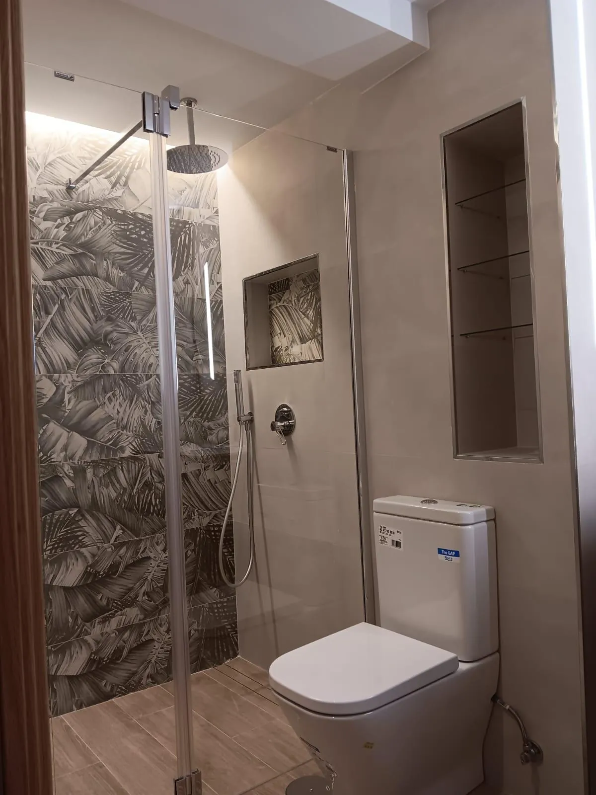 Ducha de obra con azulejo tropical y mampara