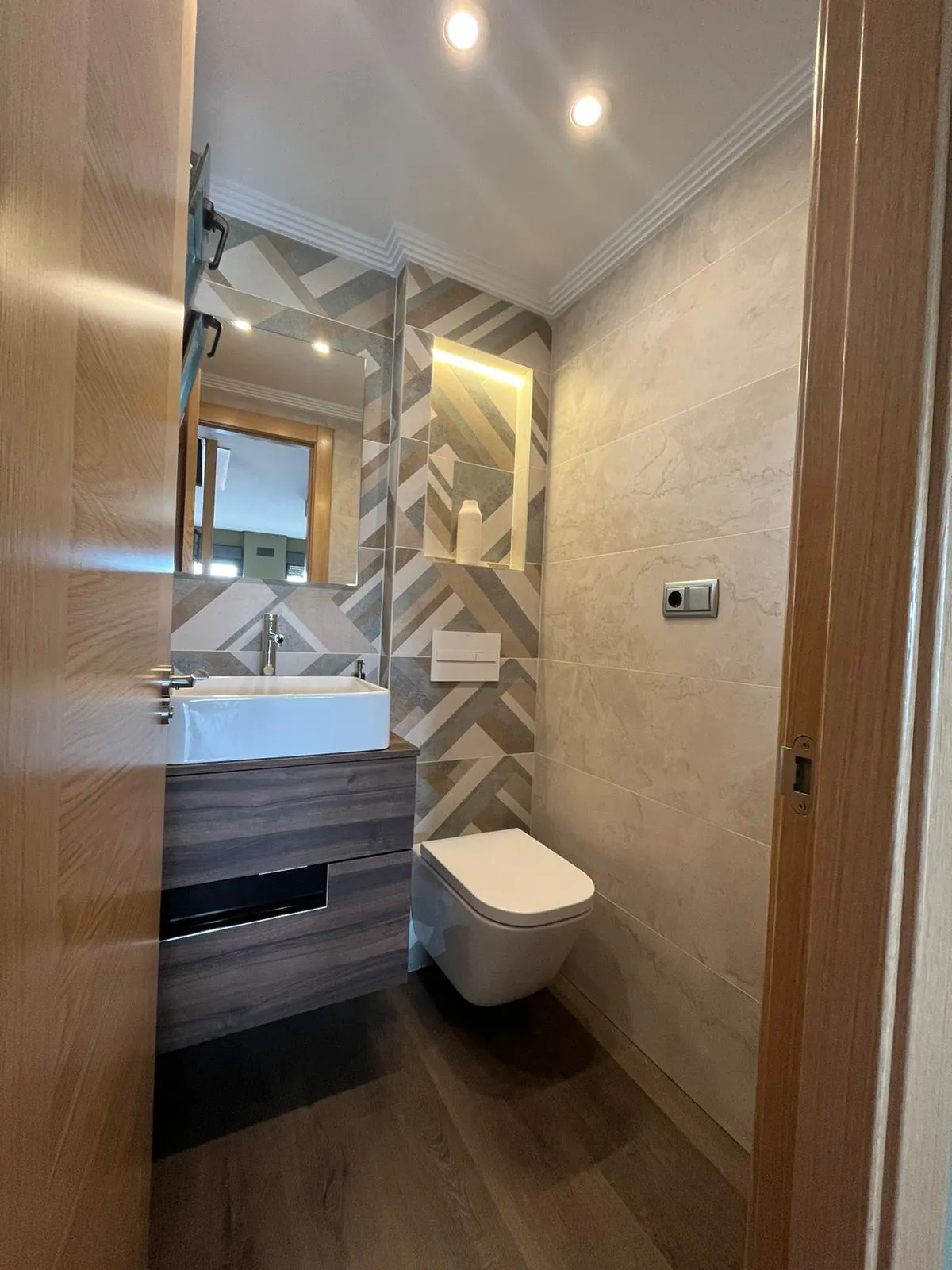 Baño con revestimiento en espiga de madera