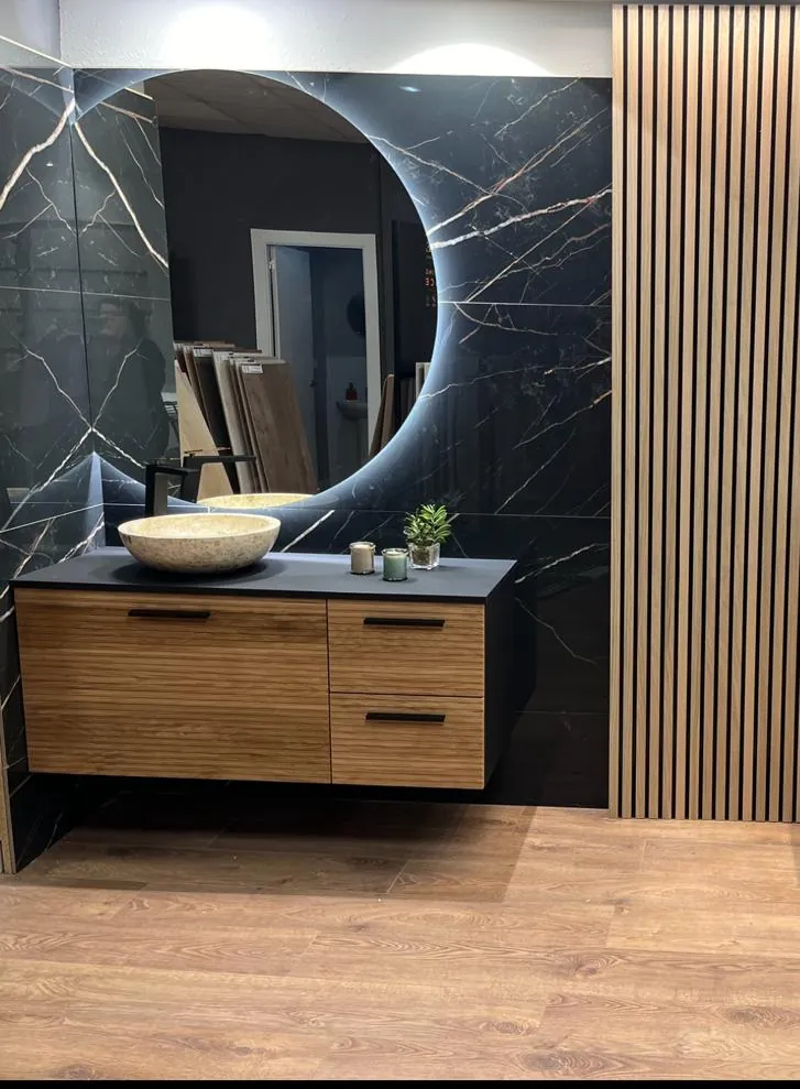 Mueble de madera suspendido con espejo redondo y listones