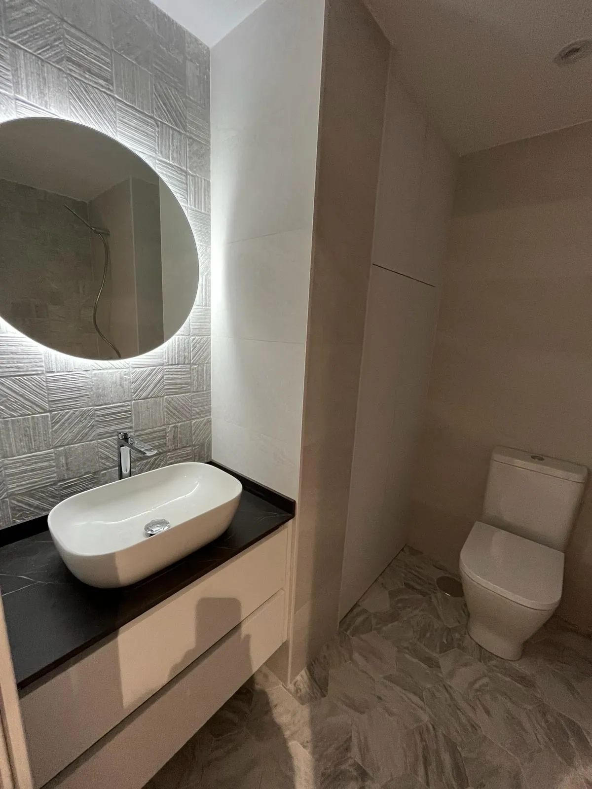Aseo con lavabo sobre encimera y espejo LED