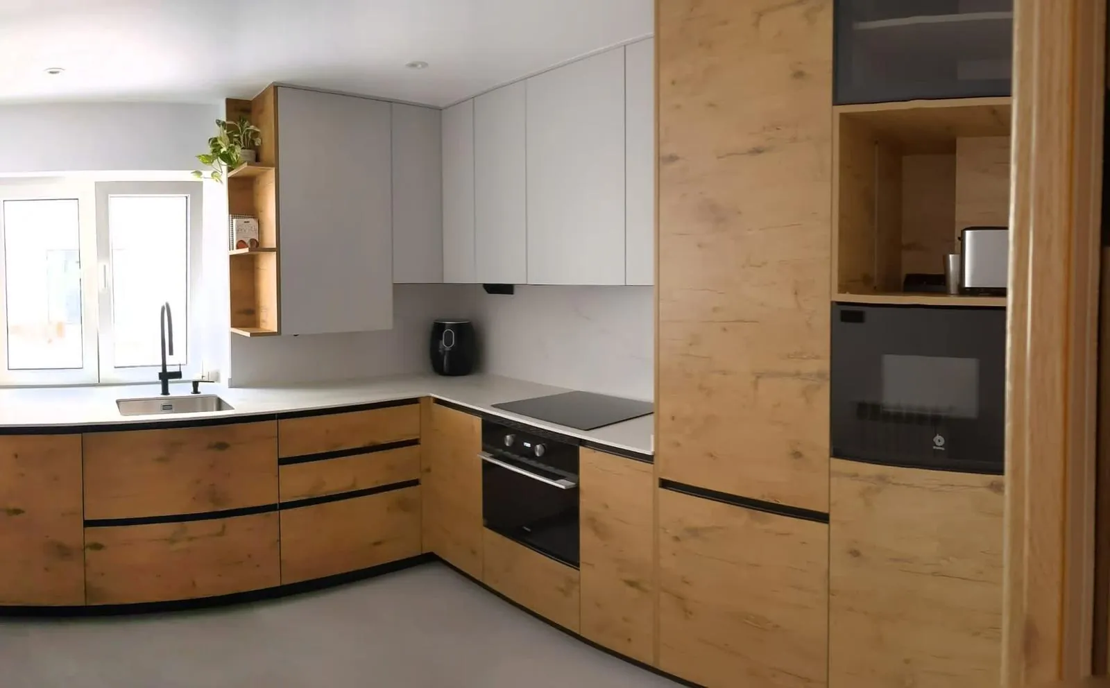 Reforma de cocina en L en roble y blanco con encimera clara