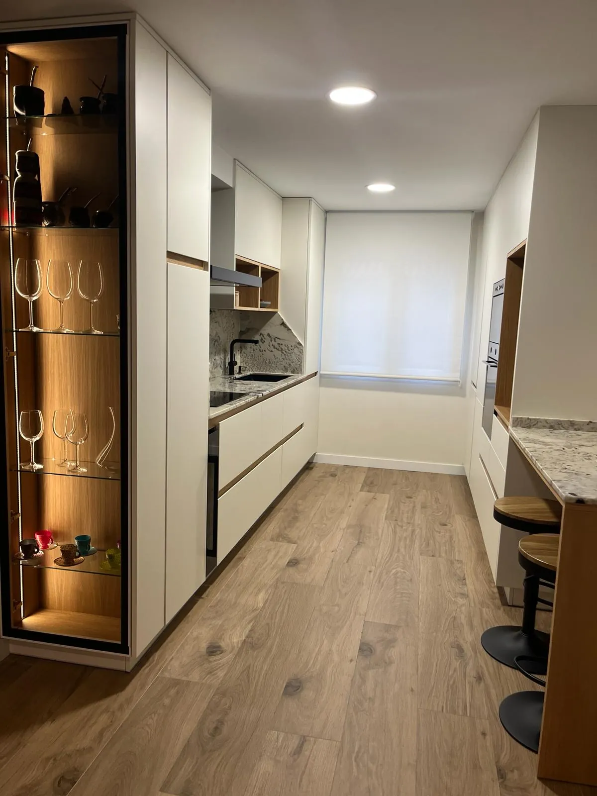 Columna de cocina con vitrina iluminada y despensa