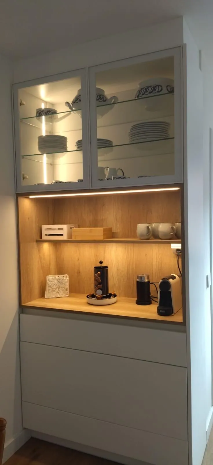 Vitrina de cocina iluminada con baldas de roble