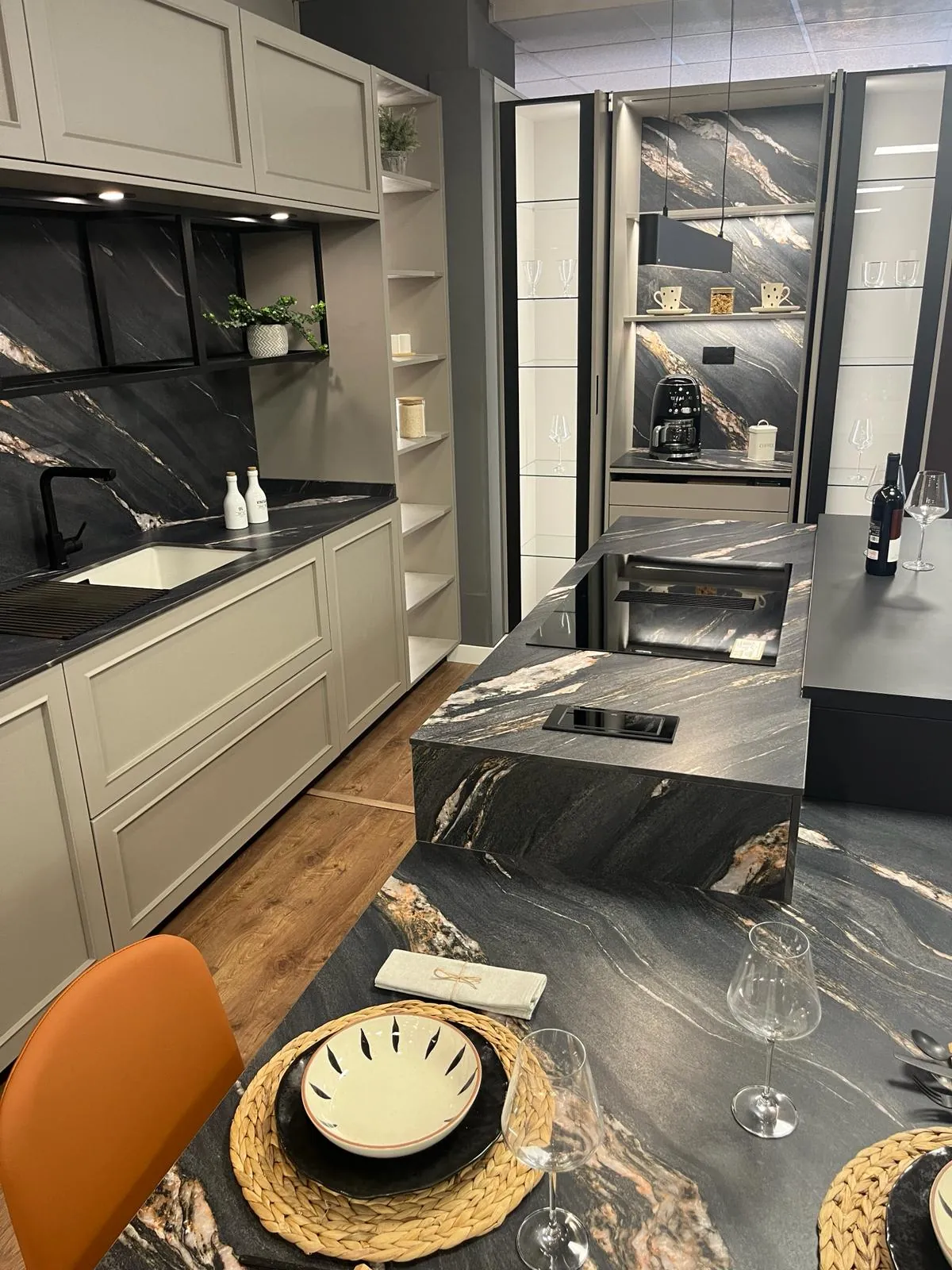 Cocina con encimera negra veteada y office