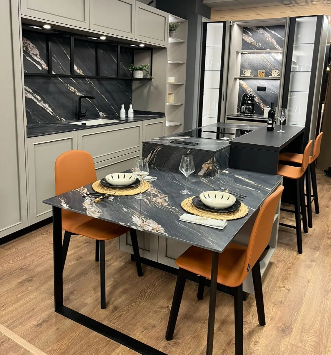 Office de cocina con mesa de piedra negra veteada